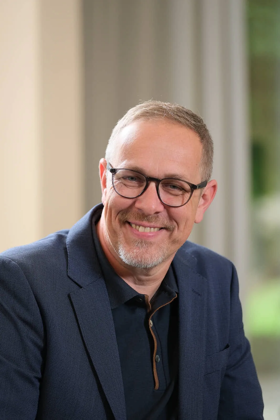 Ingo Anton, Paartherapeut in Göttingen, lächelt in die Kamera