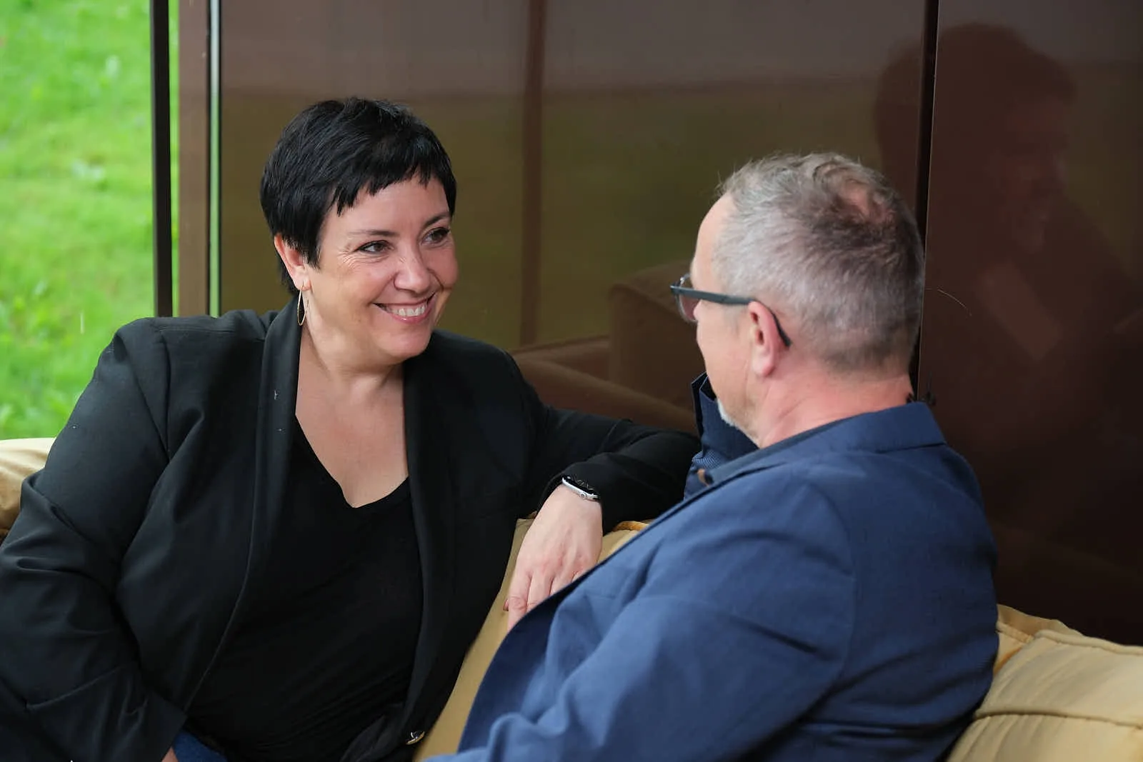 Wiebke und Ingo Anton im Gespräch auf dem Sofa ihrer Praxis in Göttingen